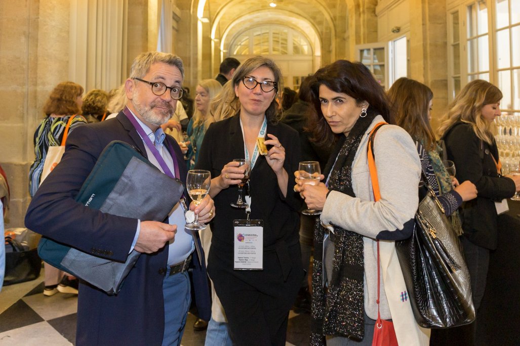 URRH 2023 - Photo de Charles Myara, Charles et compagnie, Kristel Hamon, Directrice communication de l'Agefiph et Jaleh Bradea, membre du comité scientifique et Directrice diversité et inclusion chez Vivendi pendant la pause déjeuner.