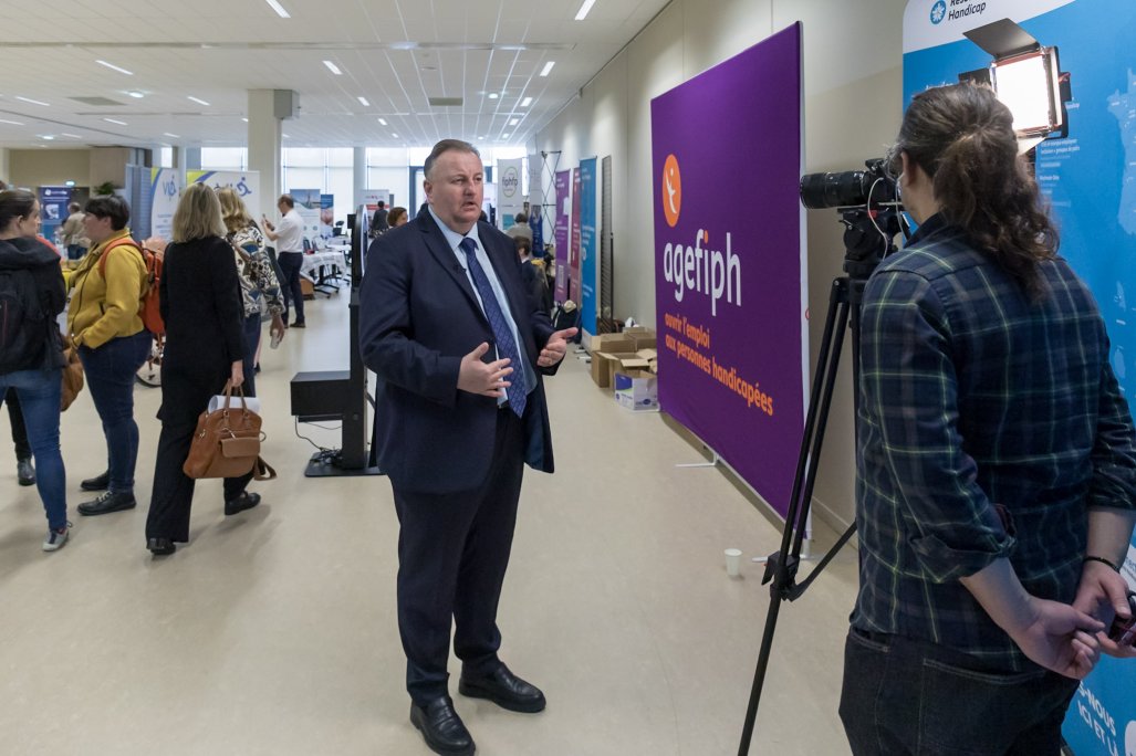 Photo de Christophe Roth, président de l'Agefiph, en train d'être interviewé.