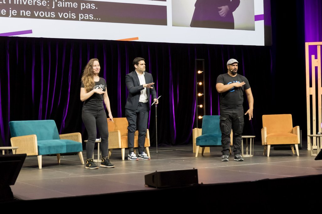 Photo de la Cérémonie de remise du prix Activateur de progrès. Sur scène, Amélie et Seb de la Team Sign Event et, au milieu, le maître de cérémonie de la soirée Matthieu Lartot.