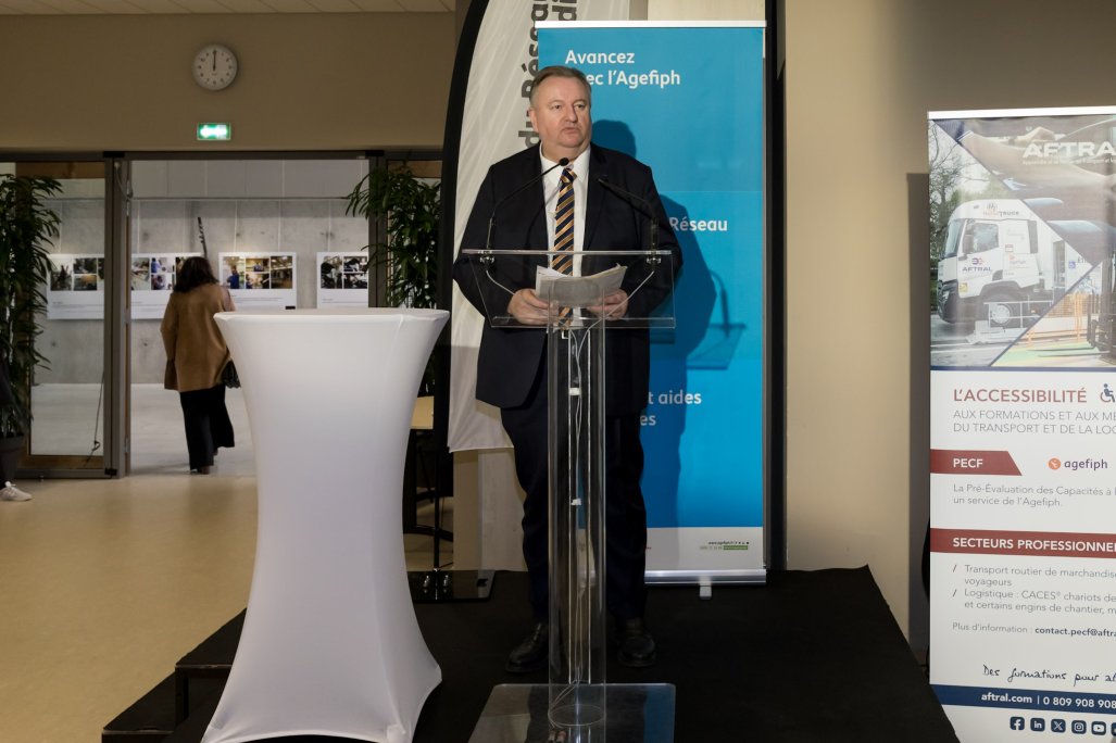 Photo d'une prise de parole du Président de l'Agefiph, Christophe Roth, au pupitre dans le forum exposant.
