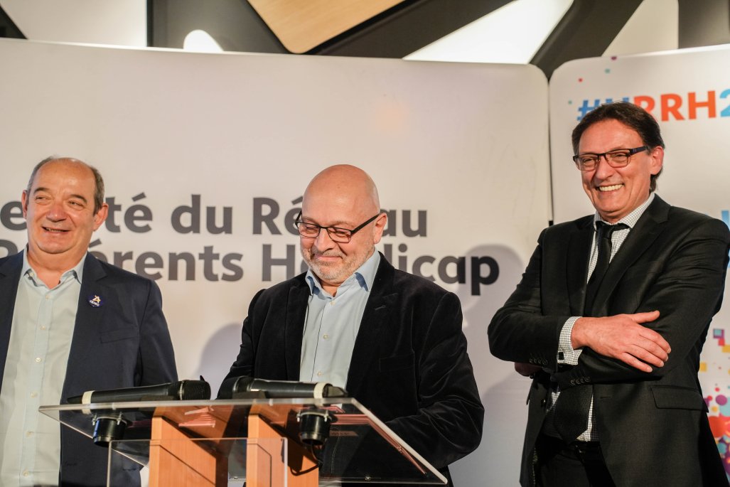 Signature de la convention entre l'Agefiph, représentée par son Président Christian Ploton, et l'Apec, représentée par son Président Pierre Damiani et son Directeur général Gilles Gateau