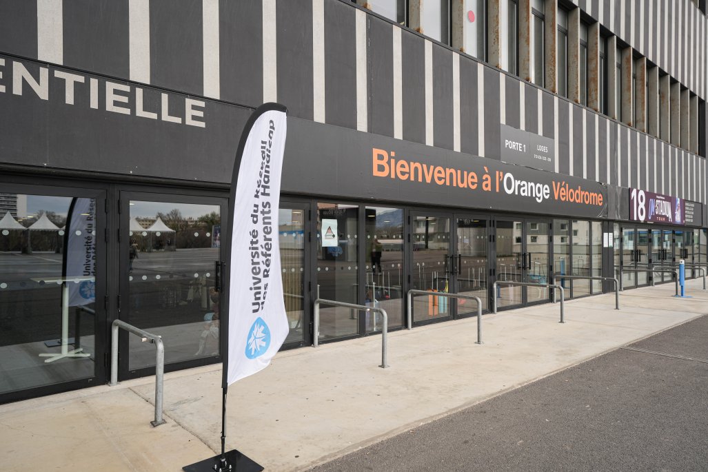 La flamme de l'URRH à l'entrée de l'Orange Vélodrome