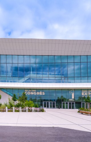 Photo du devant du Palais des Congrès d'Orléans, par un grand soleil. (c) photo Ingrid MOYA