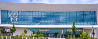 Photo du devant du Palais des Congrès d'Orléans, par un grand soleil. (c) photo Ingrid MOYA