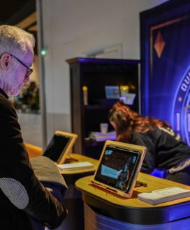 Une personne est devant un écran prêt à jouer à "Qui veut gagner...)