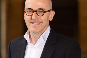 Photo de Eric Labrune. Homme souriant face caméra