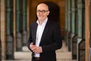 Photo de Eric Labrune. Homme souriant face caméra