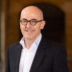 Photo de Eric Labrune. Homme souriant face caméra