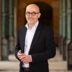 Photo de Eric Labrune. Homme souriant face caméra