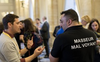 URRH 2023 - Photo de deux personnes sur l'espace " Exposants"