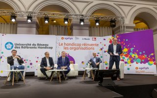 URRH 2023 - Photo de la séquence d'ouverture de la 4ème URRH. Sur scène et de gauche à droite : Olivier Escots, Adjoint au maire de Bordeaux, chargé du handicap et de la lutte contre toutes les discriminations, Alain MAUNY, Directeur régional Pôle emploi, Christophe Roth, Président de l'Agefiph, Nicolas Sterckx, DG de Sud-Ouest et Hugues Defoy (debout), Directeur de la Mobilisation du monde économique et social, Agefiph.