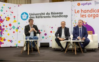 URRH 2023 - Photo des intervenants de la cérémonie d'ouverture de l'URRH 2023. Sur scène : Olivier Escots, Adjoint au maire de Bordeaux, chargé du handicap et de la lutte contre toutes les discriminations. A ses côtés, Alain MAUNY, Directeur régional Pôle emploi et Christophe Roth, Président de l'Agefiph.