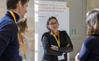 URRH 2023 - Photo de participants à l'événement. rois personnes échangent avec Nathalie Kaïd, exposante chez Soeurs d'Encre