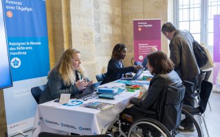 URRH 2023 - Photo d'échanges entre les participants et les collaborateurs Agefiph sur le stand Agefiph