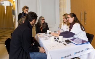 URRH 2023 - Phot du stand de l'Agefiph. Des participants échangent avec des collaborateurs de l'Agefiph.