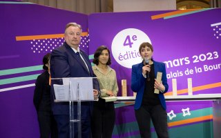 URRH 2023 - Photo de la cérémonie de remise du prix ADP Catégorie Recrutement et accès à l'emploi. De gauche à droite : Christophe Roth, Président de l'Agefiph, Wiame Benyachou, Conseillère départementale du canton Bordeaux-1 et Kelly Mankles, EPI Bretagne, lauréate de la catégorie Activateur de recrutement et d'accès à l'emploi.