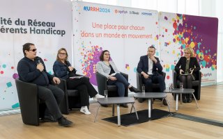 Photo des intervenants de la conférence "Sourcer et recruter autrement". 5 personnes sont assises.