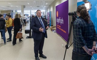 Photo de Christophe Roth, président de l'Agefiph, en train d'être interviewé.