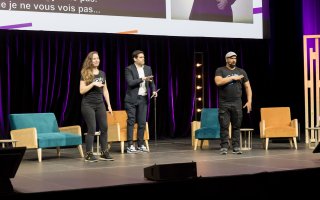 Photo de la Cérémonie de remise du prix Activateur de progrès. Sur scène, Amélie et Seb de la Team Sign Event et, au milieu, le maître de cérémonie de la soirée Matthieu Lartot.