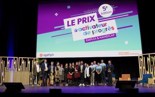 Photo de la Cérémonie de remise du prix Activateur de progrès : les lauréats sont sur scène pour capturer l'instant. En arrière-plan, un écran géant indique le Prix Activateur de progrès, emploi et handicap, 5ème édition.