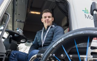 Photo de Jérémy Soots, au volant d'un camion poids lourd.