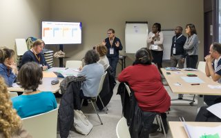 Photo de travail en atelier. Les participants écoutent l'animateur. 