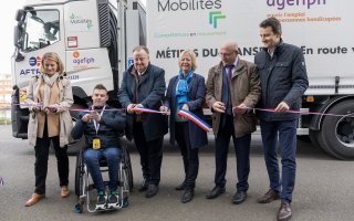 Photo de l'inauguration du Handi Truck. Le ruban est coupé par (de gauche à droite) : Générale Florence Guillaume (déléguée interministérielle à la sécurité routière), Jérémy Soots (conducteur poinds lourd), Christophe Roth (Président de l'Agefiph), Sophie Cluzel (ancienne Secrétaire d'état chargée des personnes en situation de handicap), Denis Schirm, Vice-Président de l'Opco Mobilités et Loïc Charbonnier (Président Aftral).