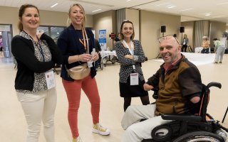 Photo de quatre personnes souriants, face à la caméra. Parmi eux, Laetitia Henry (qui a fait un Talk) et Philippe Croizon, tous deux exposants.