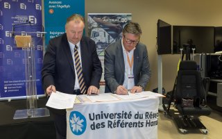 Photo d'une signature de convention Agefiph - Medef. Avec le Président de l'Agefiph, Christophe Roth et Fabrice Tourres, Président du Medef Seine Estuaire.