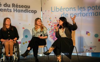 Jaleh Bradéa prend la parole au micro, aux côtés de Anne-Laure Thomas et Emmanuelle Mörch, pour un En Direct avec