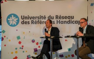 Thibaut Guilluy, Directeur général de France Travail et Hugues Defoy, Directeur de la mobilisation du monde économique et social, écoutent une question du public.