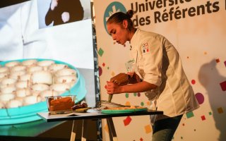 Delphine Poulet, Médaillée de bronze en pâtisserie aux 10e Internationaux Abilympics, cuisine sur scène et prend la parole sur sa participation aux Abylimpics.