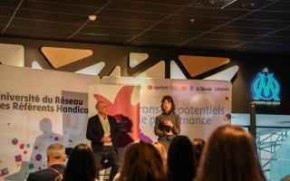 Les acteurs de la conférence théâtralisée "Cancer et emploi", sur scène
