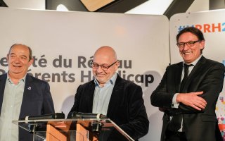 Signature de la convention entre l'Agefiph, représentée par son Président Christian Ploton, et l'Apec, représentée par son Président Pierre Damiani et son Directeur général Gilles Gateau