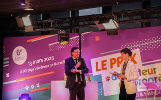 Sur scène, lors de la cérémonie de remise du prix ADP 2025, prise de parole d'Eglantine Eméyé, maitresse de cérémonie et Christian Ploton, Président de l'Agefiph