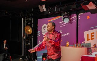 Interlude artistique avec Patrick Biecques, magicien. Sur la photo, il sort du fil de coton de sa bouche.