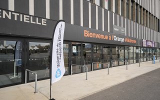 La flamme de l'URRH à l'entrée de l'Orange Vélodrome
