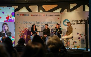 Prise de parole lors d'une conférence. De gauche à droite : Jaleh Bradéa, Claire Le Roy Hatala, Valentine Henrard qui prend la parole et Tiffany Mazars