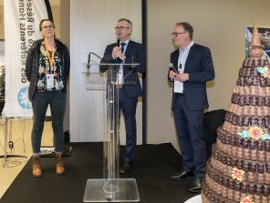 Photo de prise de parole de Guy Bierne, délégué régional Normandie, Agefiph, pour fêter les 10 ans du réseau des référents handicap. En compagnie de Hugues Defoy. Au premier plan, une pièce montée de nounours à la guimauve/chocolat, fabriqué par un Esat Normand.