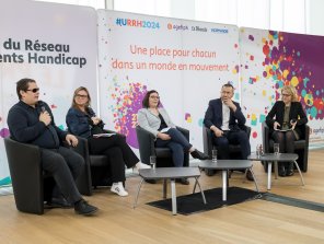 Photo des intervenants de la conférence "Sourcer et recruter autrement". 5 personnes sont assises.