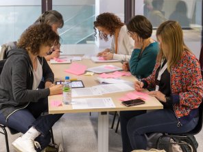 Photo de personnes assises à une table, en train de travailler pendant un atelier.