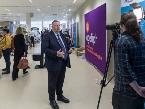 Photo de Christophe Roth, président de l'Agefiph, en train d'être interviewé.