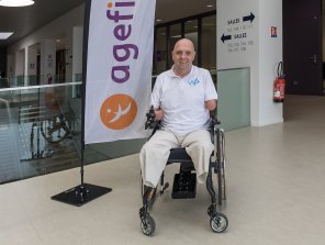 Photo de Philippe Croizon, devant le logo de l'Agefiph.