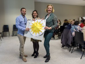 Photo de 3 animateurs d'un atelier, qui tiennent une page de paperboard avec un soleil doré !