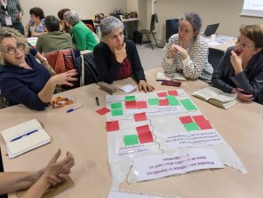 Photo de participants à un atelier, en train de discuter autour d'une table.