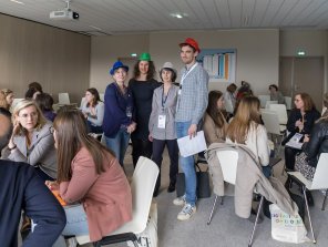 Photo d'un travail en atelier. Les animateurs portent un chapeau.