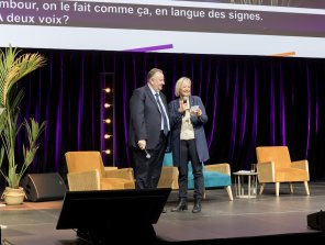 Photo de la Cérémonie de remise du prix Activateur de progrès. Prise de parole de Mme Sophie Cluzel et M. Christophe Roth.