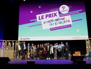 Photo de la Cérémonie de remise du prix Activateur de progrès : les lauréats sont sur scène pour capturer l'instant. En arrière-plan, un écran géant indique le Prix Activateur de progrès, emploi et handicap, 5ème édition.