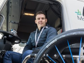 Photo de Jérémy Soots, au volant d'un camion poids lourd.