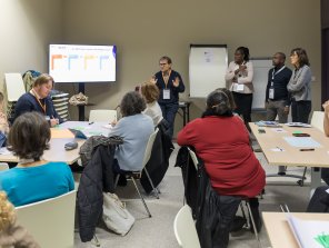 Photo de travail en atelier. Les participants écoutent l'animateur. 